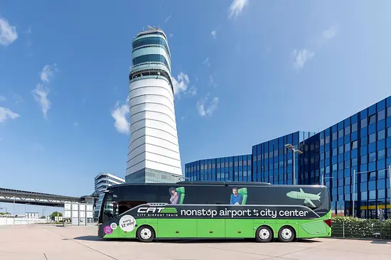 Expressbus des City Airport Train auf dem Flughafengelände