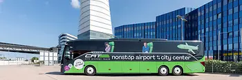 Экспресс-автобус City Airport Train перед диспетчерской башней в аэропорту Вены