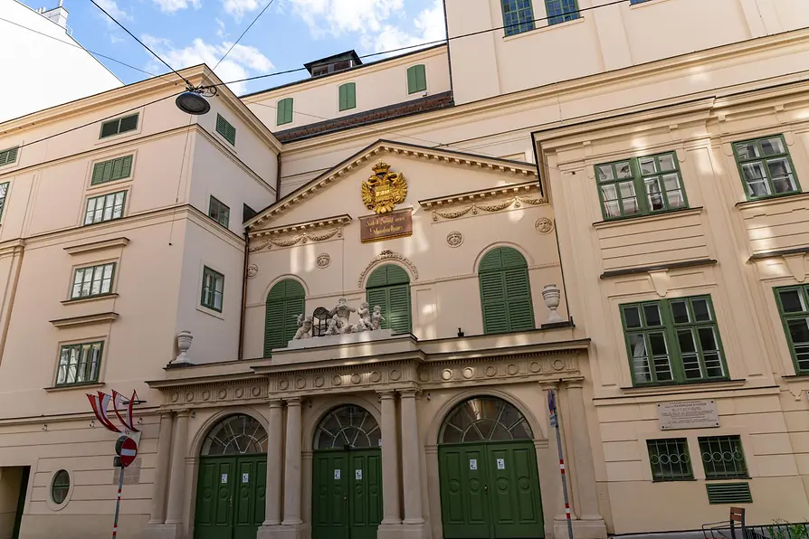 パパゲーノ門は、テアーター・アン・デア・ウィーン（Theater an der Wien）の古典主義様式の側面入口です。上部には、パパゲーノ役のエマヌエル・シカネーダーが笛を吹き、羽のある子どもたちに囲まれる姿を描いた砂岩彫刻があります。