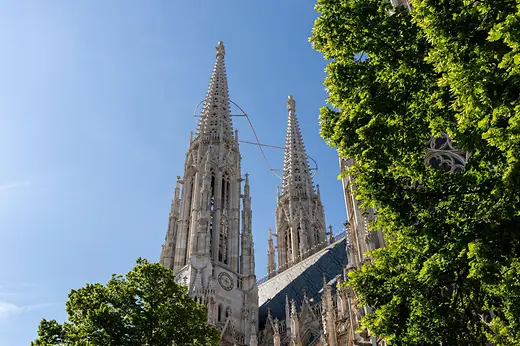 Außenansicht der Votivkirche mit Bäumen