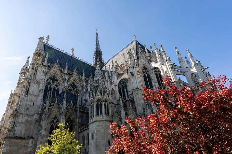 Außenansicht der Votivkirche mit Bäumen