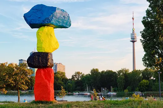« Vienna Mountain » d’Ugo Rondinone au Bank Austria Park, sur le Vieux Danube, avec vue sur la Tour du Danube