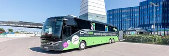 CAT на автобусе перед башней аэропорта Вены
