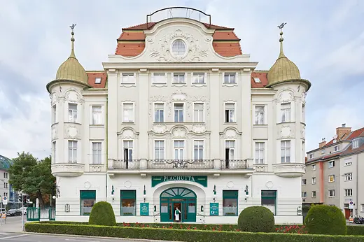 Fassade des Plachutta-Stammhauses in Hietzing mit reich verzierter Architektur und begrüntem Vorgarten.
