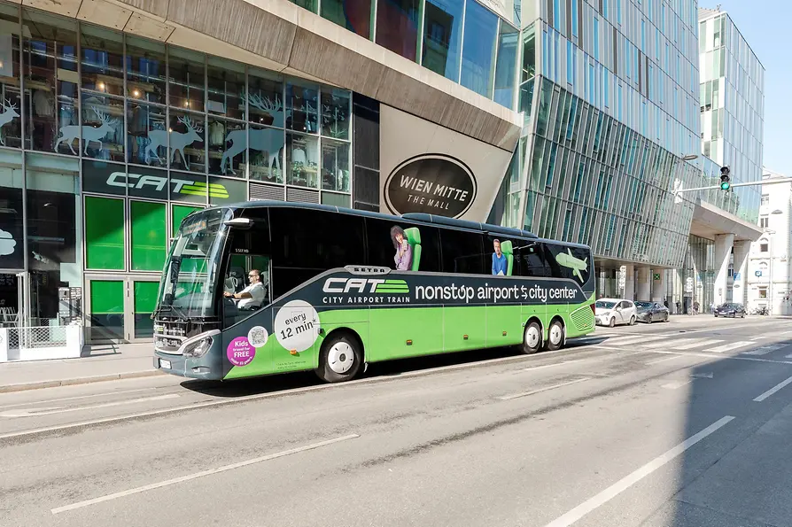 Экспресс-автобус CAT by bus (City Airport Train) перед вокзалом Wien Mitte