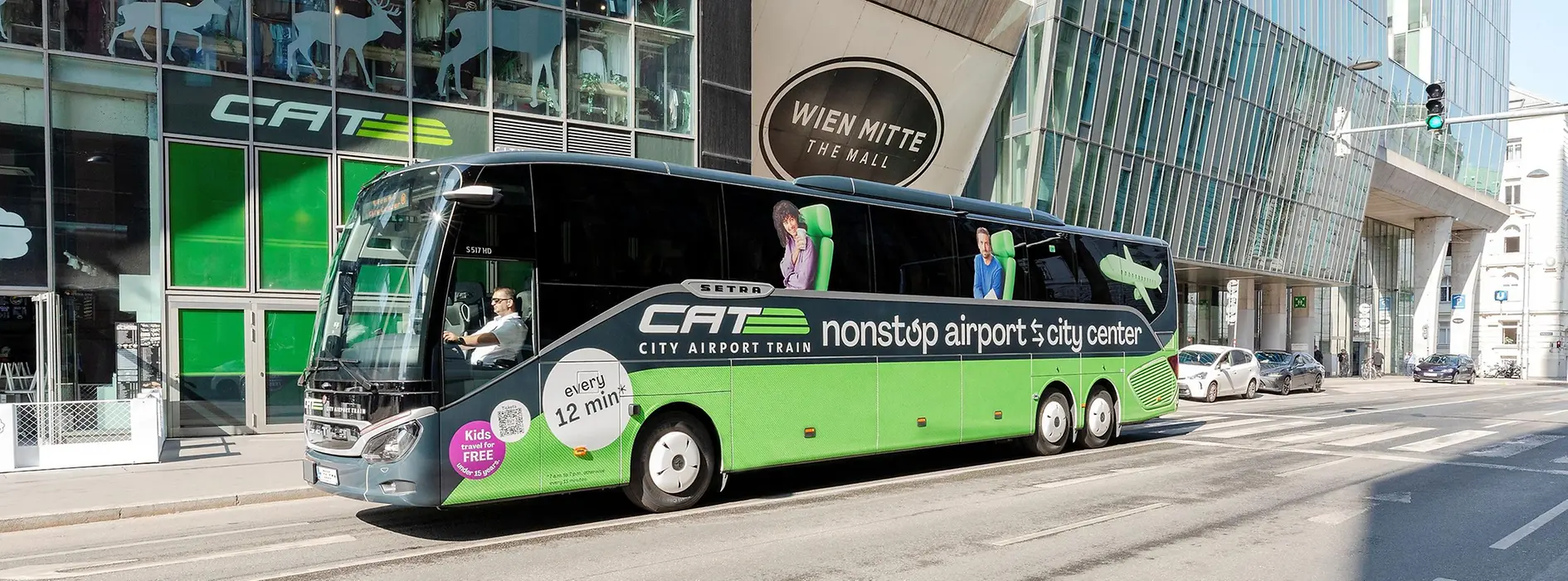 Der City Airport Train Expressbus (CAT by bus) vor dem Bahnhof Wien Mitte