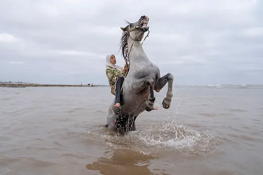 Fotografie \"Farīsāt: Gunpowder’s Daughters\", Pferd im Wasser mit Reiterin