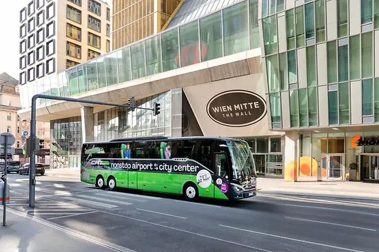 Autobus CAT (City Airport Train) davanti al centro commerciale Wien Mitte The Mall a Vienna