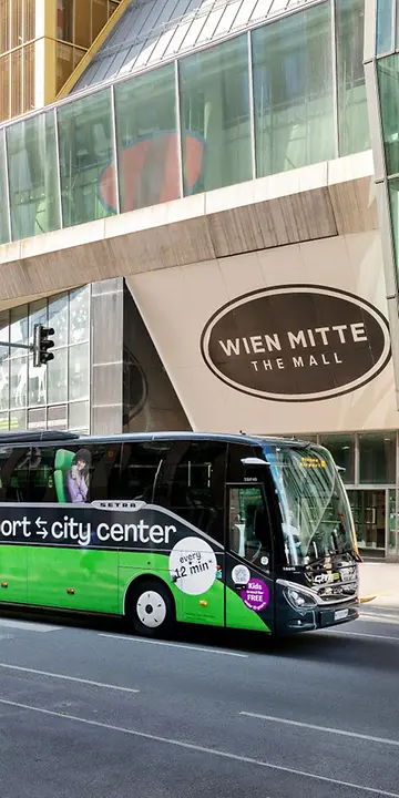 Autobus CAT (City Airport Train) davanti al centro commerciale Wien Mitte The Mall a Vienna