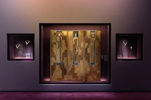 Ausstellungsansicht, Glanzstücke mit Schmuckstücken und Paravent