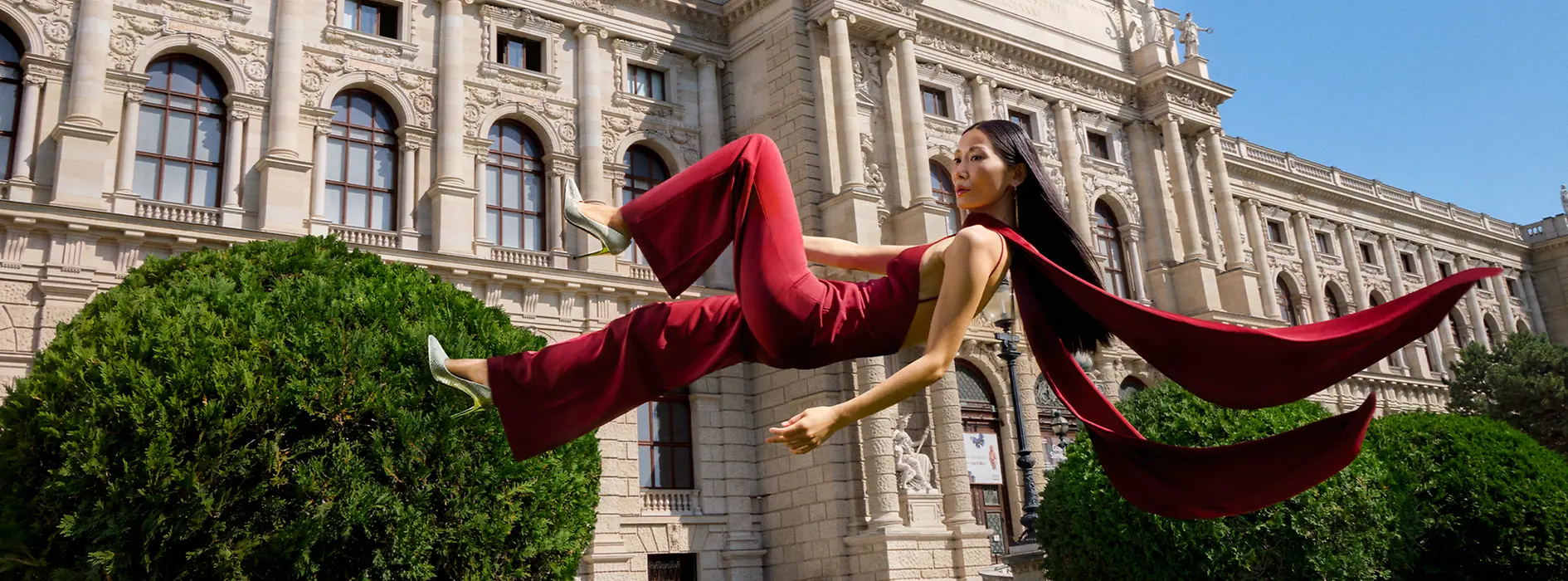 Una mujer flota en el aire frente al Museo de Historia del Arte de Viena