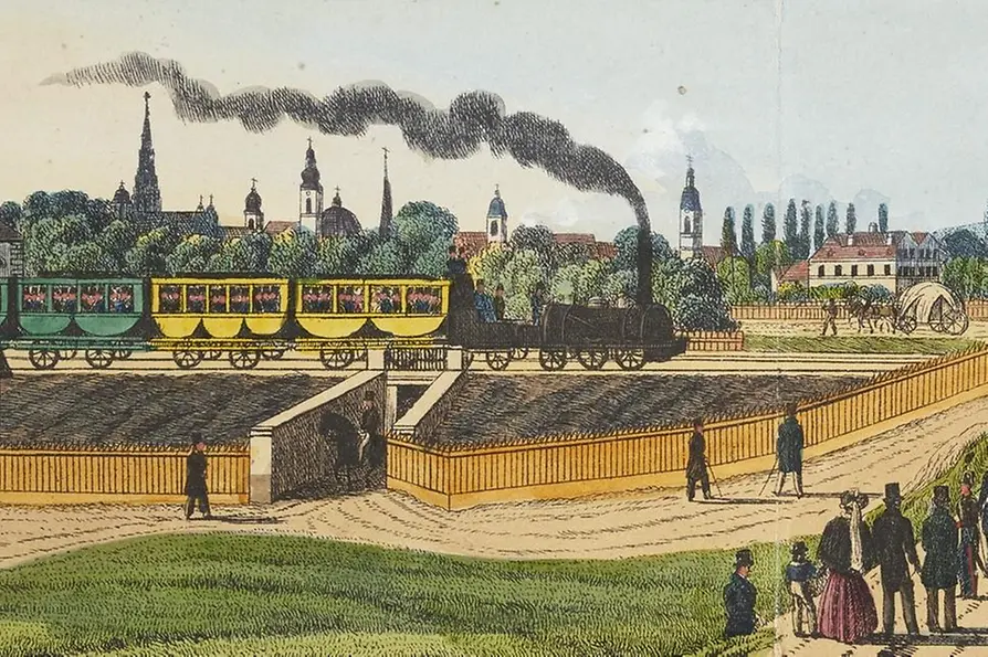 Historische Lithografie der Kaiser-Ferdinand-Nordbahn aus 1838. Eine Dampfeisenbahn fährt durch die Felder der Wiener Vororte, mit Kahlenberg und Nussberg im Hintergrund.