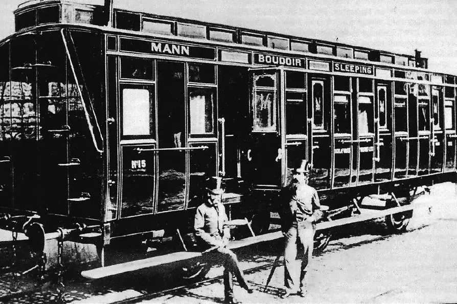 Georges Nagelmackers und Colonel Mann vor dem Schlafwagen Nr. 15, im Jahr 1874