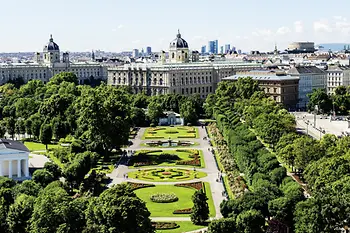 Pohled na park Volksgarten a parlament