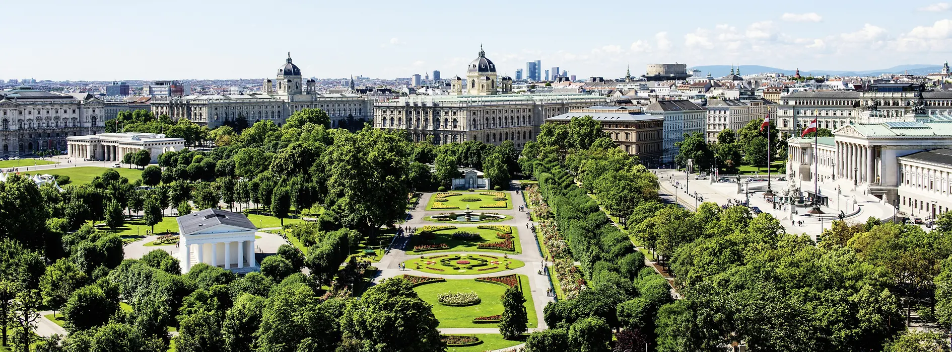 Pohled na park Volksgarten a parlament