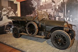 El automóvil en el que el archiduque Francisco Fernando y su mujer fueron asesinados permanece hoy en día en el Museo de Historia Militar