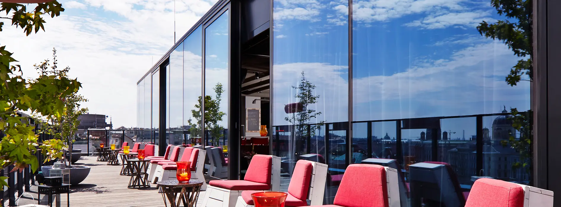25hours Hotel Dachboden Bar, Blick auf Terrasse