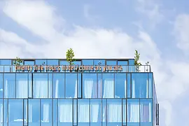 Le 25hours Hotel à côté du MuseumsQuartier vu de l'extérieur avec l'inscription « come as you are » 