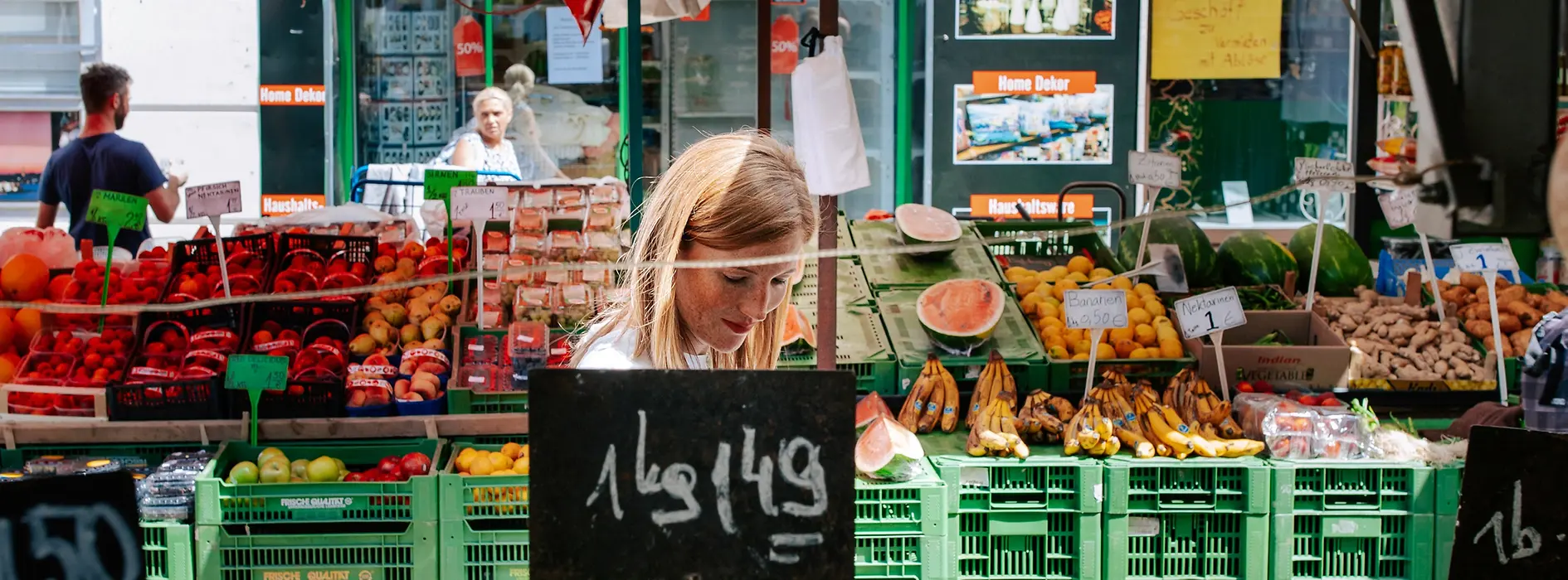 Mujer joven en el Brunnenmarkt