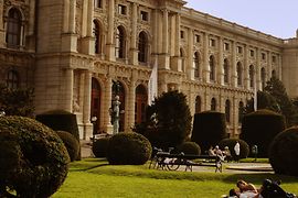 Kunsthistorisches Museum Vienne vu de l'extérieur, couple allongé sur la pelouse