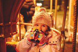 Wien, Kind auf einem Weihnachtsmarkt trinkt aus einem Becher