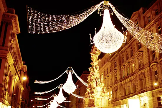 Bożonarodzeniowa iluminacja przy ulicy Graben w Wiedniu 