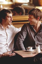 Zwei Männer im Café Savoy