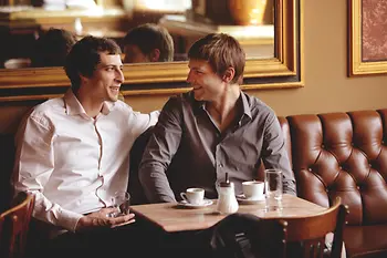 Zwei Männer im Café Savoy