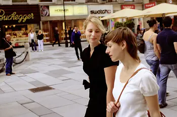 Zwei Frauen beim Einkaufsbummel