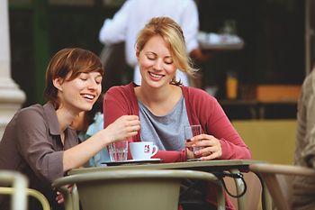 Dos mujeres bebiendo café