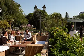 Menschen sitzen in einem Restaurant im Stadtpark Wien