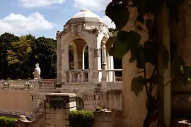 Portal de instalación modernista junto al río Viena