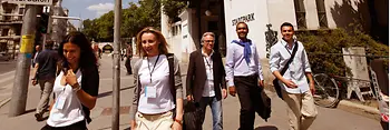 Grupos de gente ante la estación de metro Stadtpark