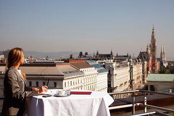 Frau auf Terrasse mit Blick über Wien