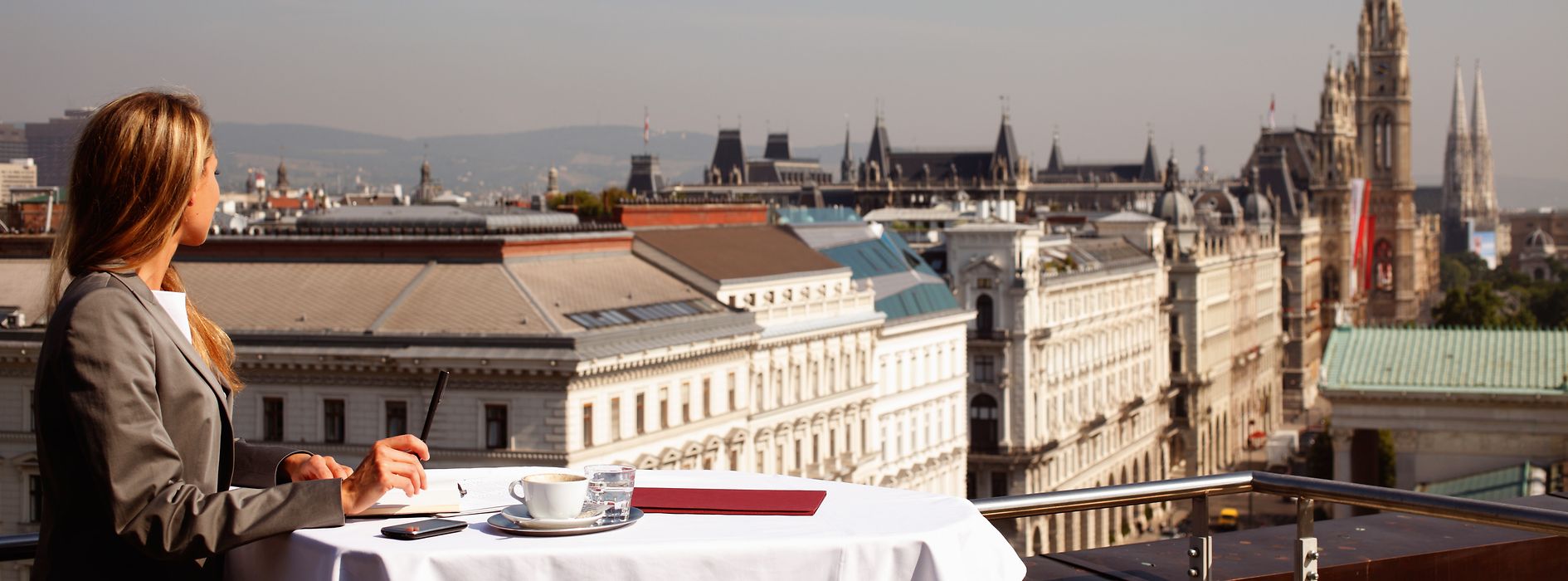 Mujer en terraza con vistas sobre Viena