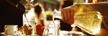 Sirviendo vino en una taberna Heuriger