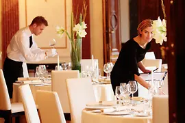 Personnes en train de manger et de boire