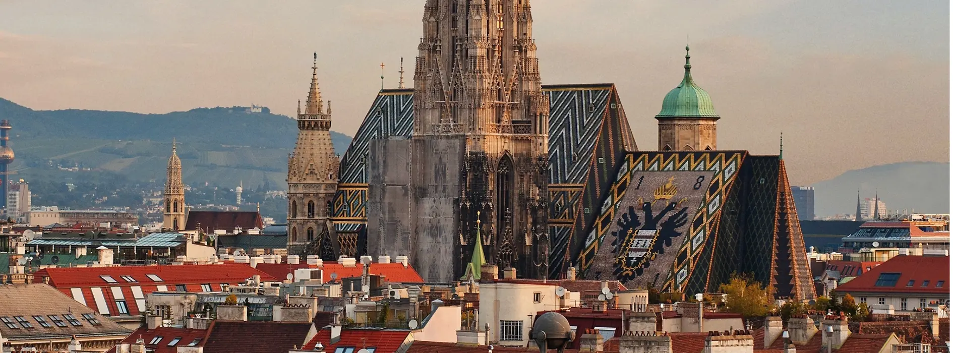 Vienna dall'alto, con la Cattedrale di Santo Stefano a fuoco
