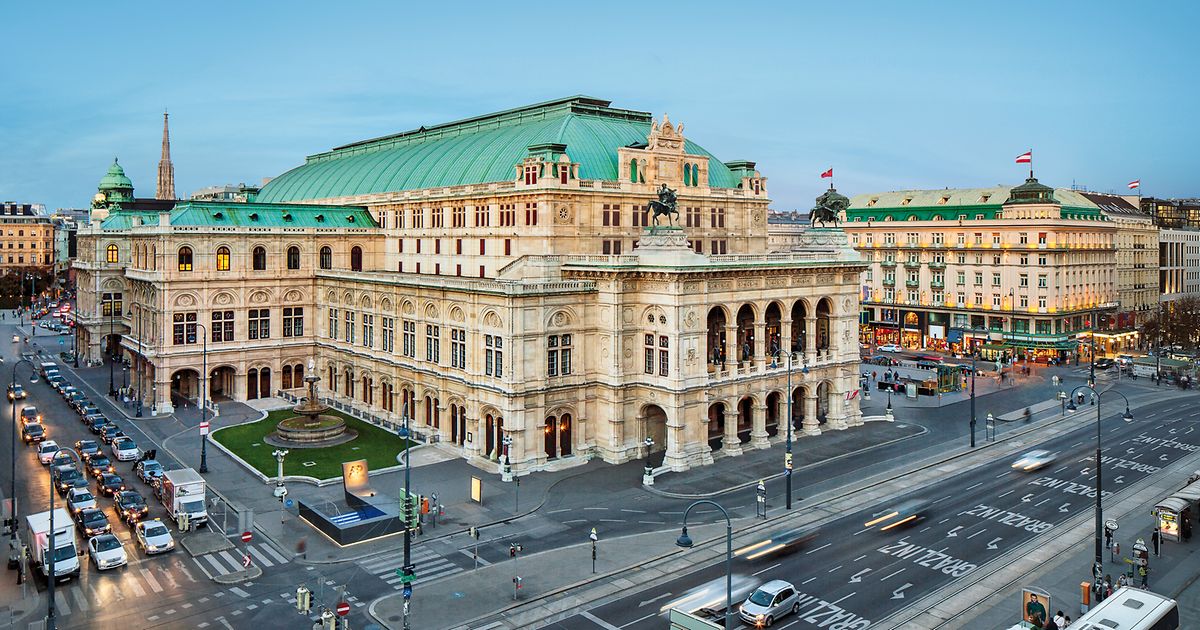 https://www.wien.info/resource/image/290664/19x10/1200/630/3e15dd255d76bae1ef3af25e17e27bb4/7AC18F54CEFED27495E40A84F8EF36C3/40520-ringstrasse-2015-staatsoper-tags-schraeg-von-oben.jpg