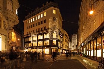 Ночной вид на улицу Тухлаубен с рождественским освещением