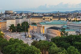 Pohled na vídeňský okružní bulvár Ringstraße s Parlamentem a palácem Epstein