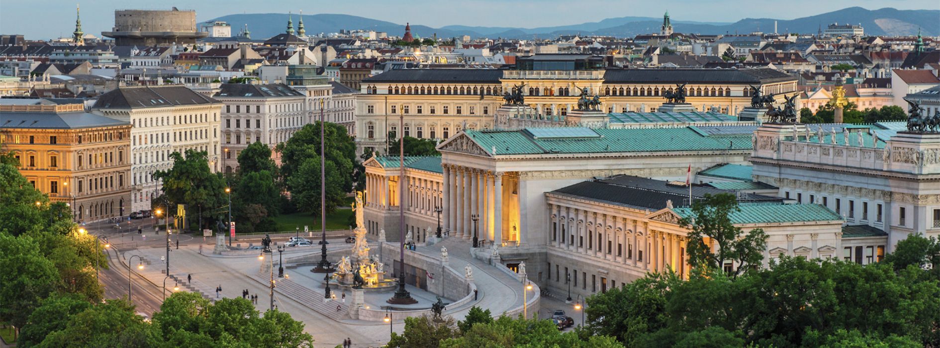 Blick auf die Wiener Ringstraße mit Parlament und Palais Epstein
