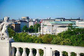 Вид на здание Парламента и Дворец Эпштайн