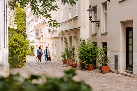 Una donna e un uomo fanno shopping a Spittelberg