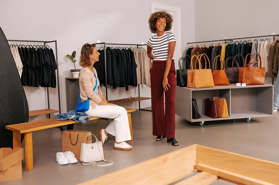 Zwei Frauen beim Shopping in Wien