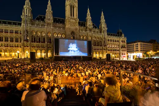 Zenésfilm fesztivál a Rathausplatzon
