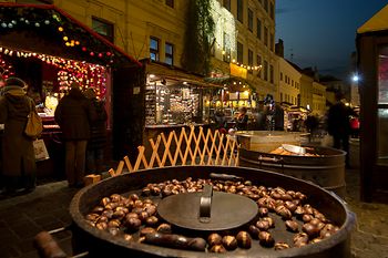 Maronistand bei einem Weihnachtsmarkt in Wien