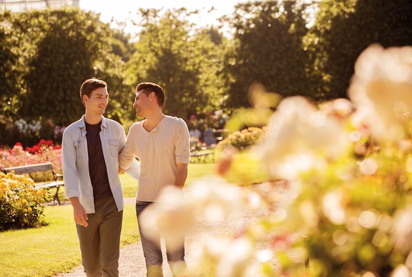 Couple homosexuel dans le parc du château de Schönbrunn