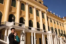 Влюбленная пара перед дворцом Шёнбрунн