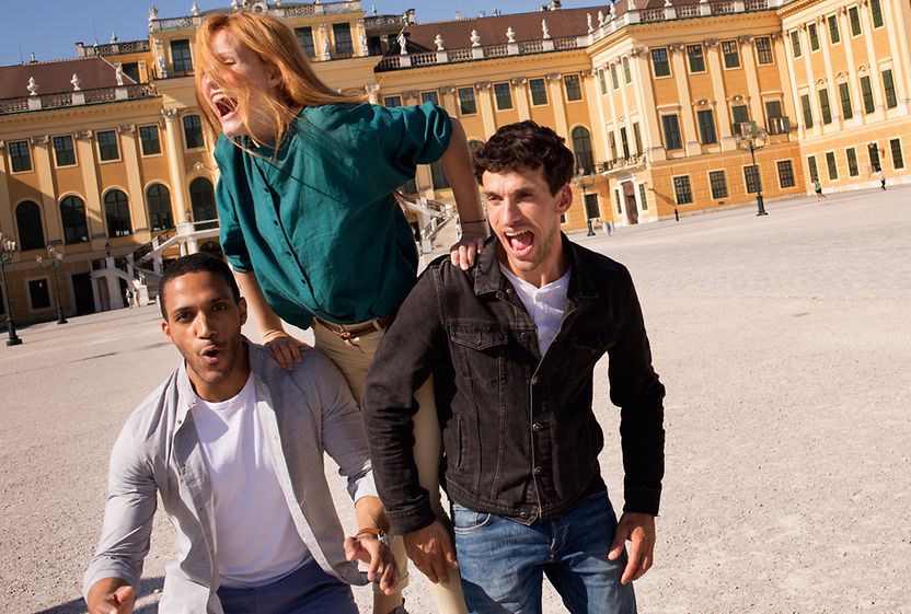 Смеющиеся молодые люди перед дворцом Шёнбрунн
